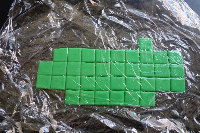 Fondant in Quadrate geschnitten für die Minecraft-Torte